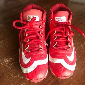 Nike boys baseball shoes; Size 4.5